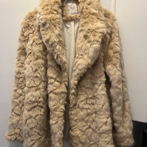 Faux fur / fejk päls från Zara - Faux fur / fejk päls från Zara  Fint skick.   St L. Passar storlek S-L beroende på hur man vill att den sitter. 