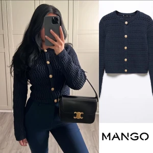 Mörkblå stickad kofta från Mango - Elegant touch. Perfekt för höst och vinter, och den är långärmad för extra värme. Passar både till vardags och fest! ”Oversized look”. Köpt för 699kr! Slutsåld i butik!
