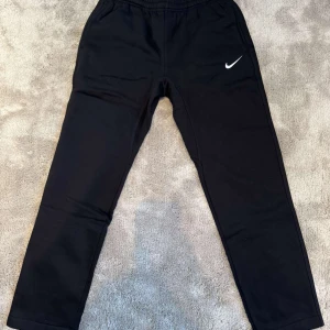 Nike byxor  - Hej, säljer dessa Nike byxor endast testat en gång men de passar ej mig Storlek M 