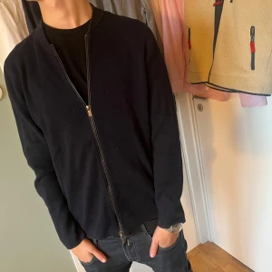 Massimo dutti fullzip - Riktigt shysst fullzip. Bra pris, fråga på om du undrar något. Modellen på bilden är 184. //Tom