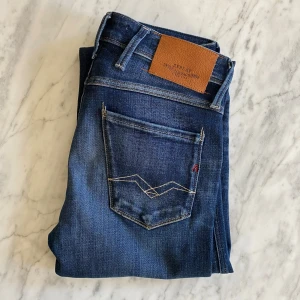 Replay anbass - Tja, säljer nu dessa riktigt schyssta Replay anbass jeansen, dessa jeans är i grymt skick, storleken på dessa är 28/32  Hör av dig vid funderingar!