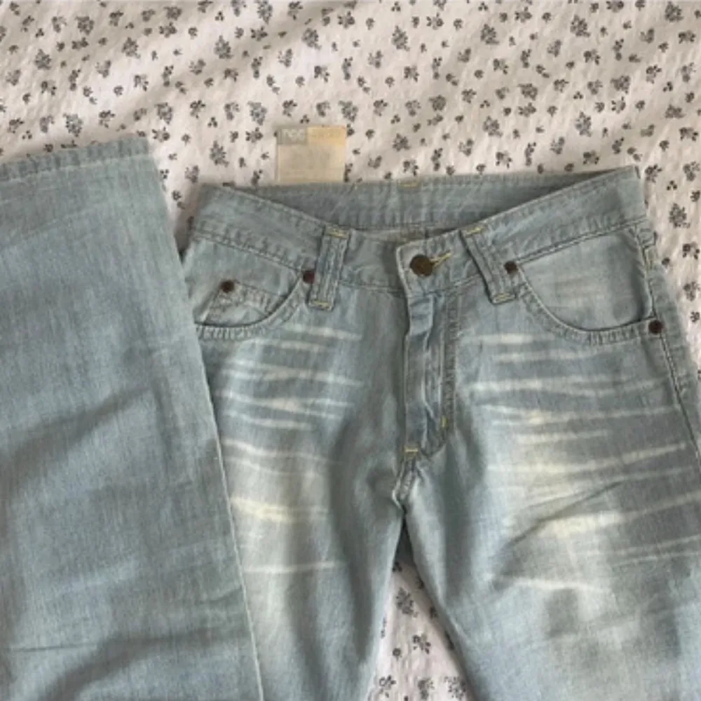 Supersnygga flare/bootcut jeans med en ljusblå fin färg, säljer pga för lite användning, de står 28-33 i jeansen men skulle säga att de sitter som en S ungefär. Jeans & Byxor.