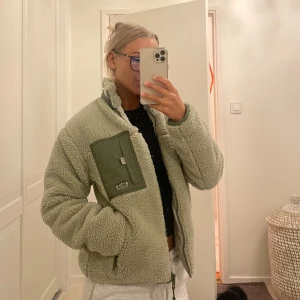 Teddyjacka  - Teddyjacka från Pull & Bear i storlek XS  Nyskick, använd vid ett tillfälle  