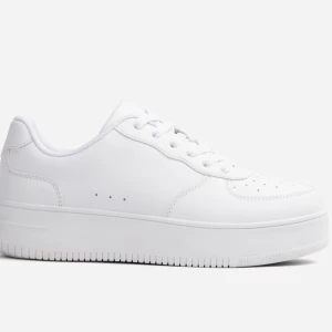 Sneakers - Vita fina sneakers, har blivit försmå, bra och fint skick