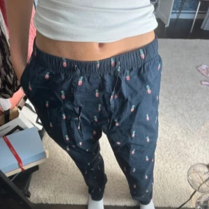 Herr pyjamsbyxor - Säljer dessa pyjamasbyxorna till herr från hm! Super bra skick och i ett fint ananas mönster! Perfekt att köpa om du inte vet vad du ska ge din kille i julklapp!🥰💕