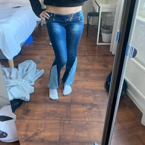 Checka jeans🩵🩵 - Supersnygga jeans!!  Jag är ca 160 lång och byxorna är invikta på bilden å skulle aäga att de passar folk mellan 160-167. De är superstretchiga och i mjukt jeanstyg så stretchiga i midjan. Jättecoola och unika, sytt dom själva. 