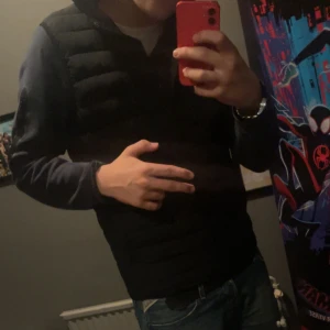 Jack&Jones väst  - Riktigt stilren väst från Jack and Jones som passar till många stilar. Den sitter bra och är tight i midjan så man slipper att den sticker ut i midjan. Den passar mig som är 184 så den är stor i storlek även fast det är S, passar dig mellan 165-185