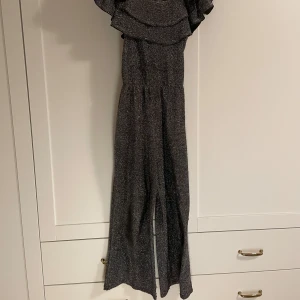 Jumpsuit från Kappahl  - Svart glittrig jumpsuit från Kappahl som jag tyvärr vuxit ur😔. Passar bra till fester som nyår.🎆
