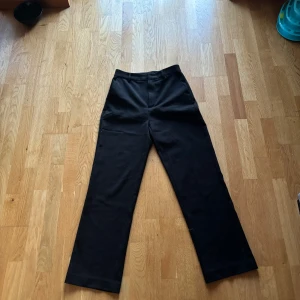 Svarta kostymbyxor  - Storlek 34 Högmidjade  Lite baggy 