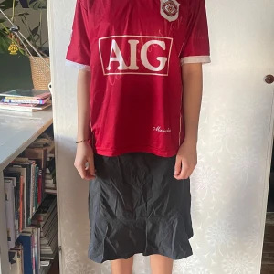 Manchester  - Fotbolls tröja köpt på secondhand så kan inte lova äkthet men snygga färger samt tryck och bra fit 