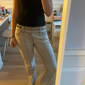 Jeans  - Super snygga lågmidjade och utsvängda jeans! Passar på mig som har 36-38. Jag är cirka 172 cm. Passar säkert på båda längre och kortare. Kommer tyvärr inte till användning. Fläcken på benet går bort i tvätten, (gammal bild)💗💗