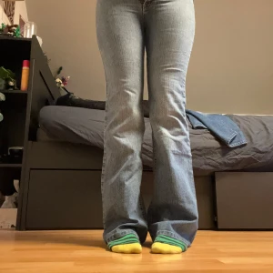 brandy melville Bootcut jeans  - brandy melville liknande bootcut jeans från märket dragonking! supercoola men passar ej mig…Midja: 36cm Innerbenslängden: 85cm💕