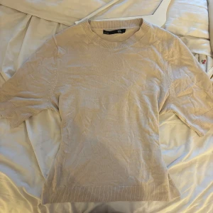 Stickad beige tröja - Endast använd en gång, köparen står för frakten 🤍