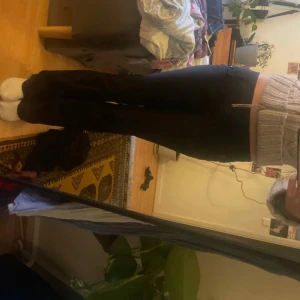 svarta kostymbyxor - knappt använda, för korta i benen för mig, jag är 176cm