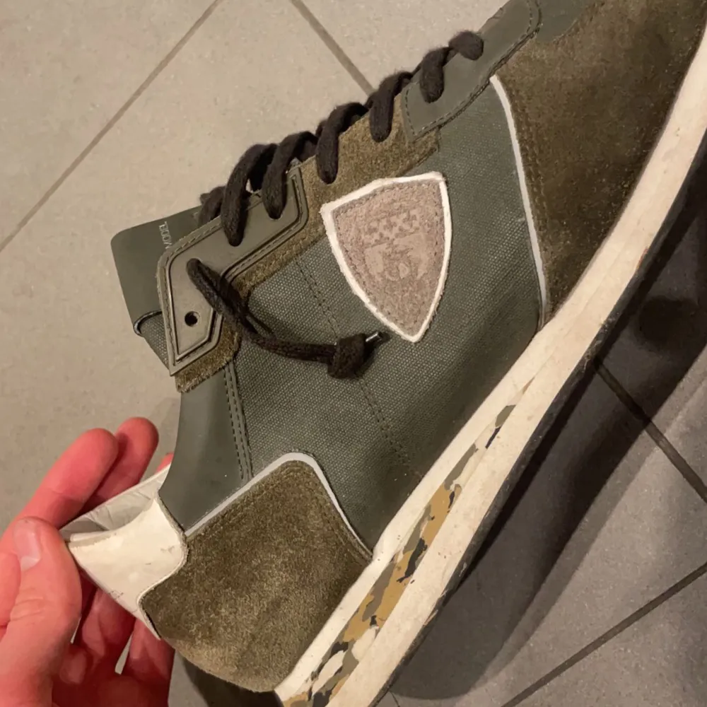 Tja, säljer dessa sjukt eftertraktade trainers från Philippe Modell. Dem är nästan i nyskick och är sparsamt använda. Jag har tvättat dem efter varje utgång🙌🏻 Dessa passar sjukt bra till allt och dem är både varma och snygga nu till vintern!❄️😃. Skor.