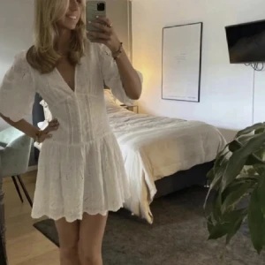  Klänning  - Säljer den här fina klänningen då den har blivit stor🩷🩷perfekt nu till studenten 💗   (lånade bilder men exakt samma klänning)