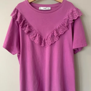 Topp med volang  - Superfin rosa/lila topp med volang från MANGO. Jättebra skick, som ny!!  Storlek S men passar även M.