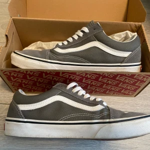 Gråa vans skor (Väldigt bra skick) - Säljer nu dessa as goa vans skor i färgen grå utan några alls skador. Skriv till mig angående andra frågor🙏