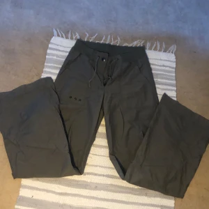 Y2K cargo byxor  - Mörk gröna y2k byxor från Kappahl som aldrig kommit till användning! Jättefina och har inga skador eller defekter