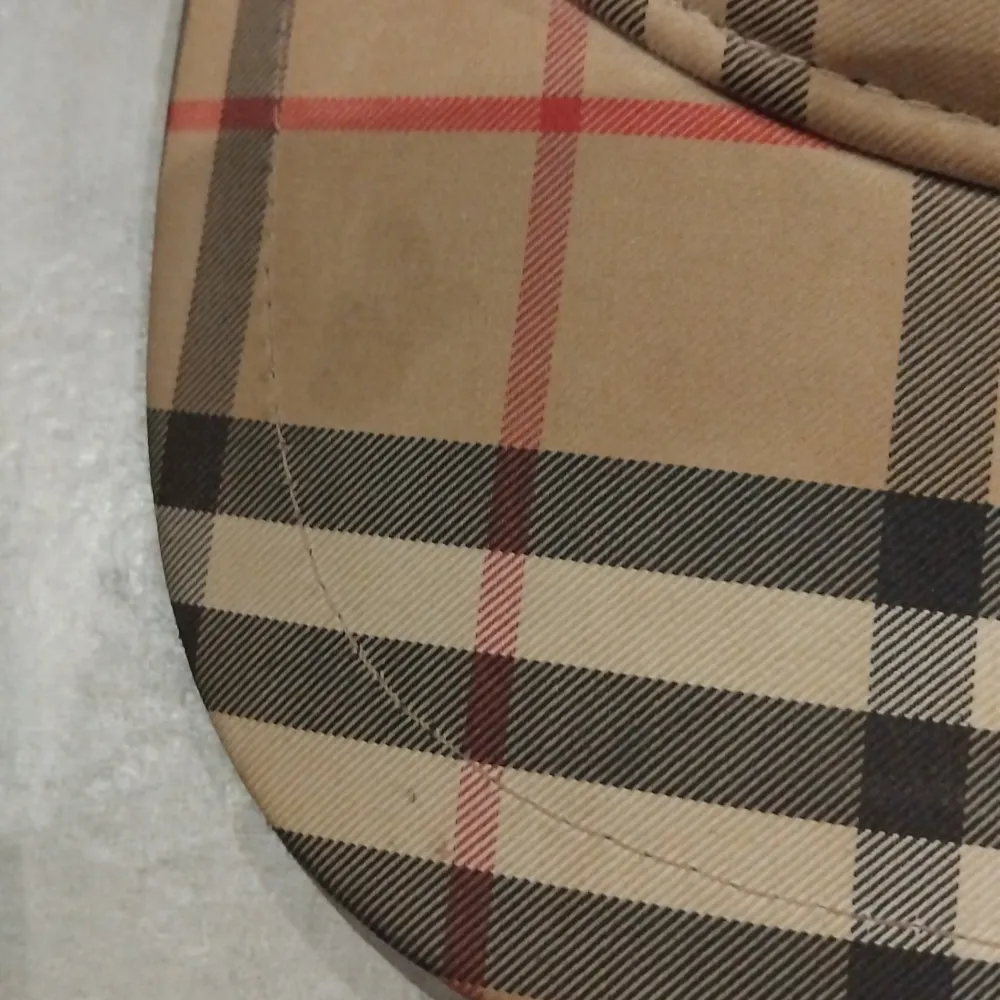 Hej! Jag vill sälja min äkta burberry keps Kvittot e borta samma med box. bilder bara höra av sig då pris kan diskuterar är en limted edtion keps som inte finns att köpa som ny Size lagre men går att göra mindre bra skick den kommer med form skydd!. Asusteet.