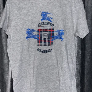 Burberry t shirt  - Burberry t shirt som är väldigt skön och bra kvalite. Storlek S och sitter väldigt bra.