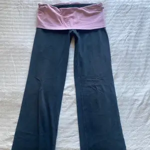 Victorias secret pink yoga pants utsvängda bootcut byxor storlek S short modell ok skick lätt urtvättad se bilder  Midjemått: 35cm  Innerbenslängd: 75cm  Ytterbenslängd: 91cm  Y2k vintage fairy Coquette 