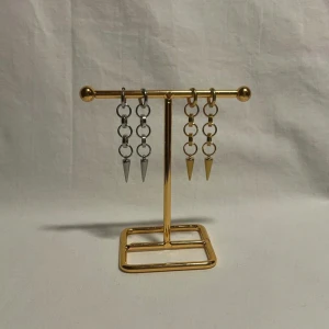 Örhängen  - Super fina örhängen! Finns i silver och guld.  Köp för 119kr/st Eller 199kr/paret. Modell 115.  Smyckes ställningen finns även att köpa för 299kr!