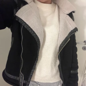 snygg jacka - ser smutsig ut på bild2, det är skuggan! bra och varm