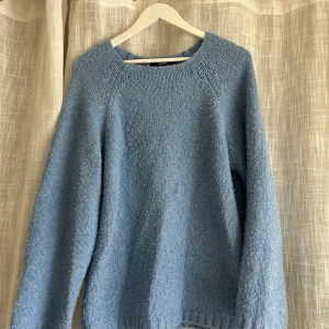 Ljusblå oversized stickad - Fin ljusblå stickad tröja som är oversized! Lotte nopprig men ännu fin💞
