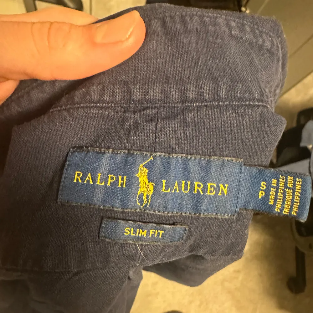 Ralph lauren skjorta i grymt skick och som  knappt är använd. Nypris: 1400kr. Skjortor.