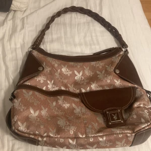 PlayBoy väska (äkta) - En snygg stilig brun beige väska som går med vilken outfit som helst, äkta märke (retro). Pris 300kr går att buda🤗