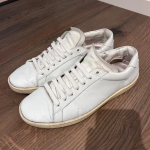 Saint Laurent skor  - Saint Laurent skor i okej skick, finns lite slitningar och wear som syns på bilderna. Fortfarande mycket liv kvar i de! Storlek 40 passar 41, nypris 7200kr mitt pris endast 900kr! Bara att skriva vid frågor eller funderingar! 
