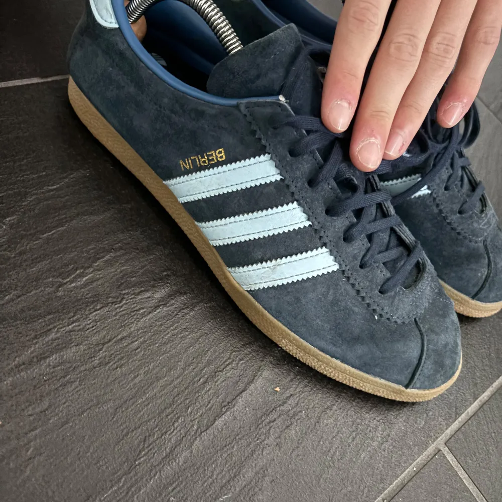 Säljer ett par Adidas skor i storlek 44 som endast har använts ett fåtal gånger. . Skor.