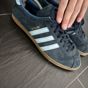 Adidas Berlin  - Säljer ett par Adidas skor i storlek 44 som endast har använts ett fåtal gånger. 