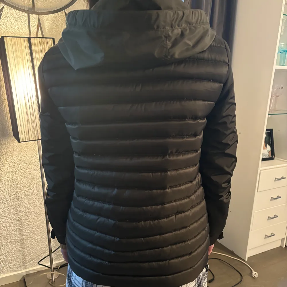 Moncler liknade cardigan/jacka av dyra märket allegri. strl M men passar även s (se bild på xs/s) sååå sååå fin och finns inte att köpa nånstans❤️ Unisex  💕priset kan diskuteras vid snabb affär😁. Jackor.