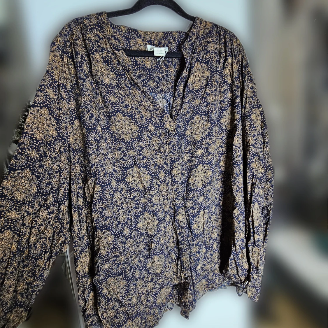 Blå och orange blus i abstrakt mönster