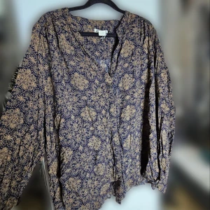 Blå och orange blus i abstrakt mönster - Blå och orange blus i abstrakt mönster i storlek 2XL från Lindex Holly Whyte kollektion. Långa ärmar med knappar hela vägen framtill och varsin knapp nertill på ärmen. Inga defekter. 