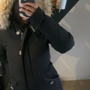 Woolrich W’s Luxury Parka - Woolrich jacka i mycket bra skick köpt förra året december månad, användes exakt två gånger. Inga fel på jackan alls. Storlek S men passar även Xs. Priset kan diskuteras vid snabb affär 