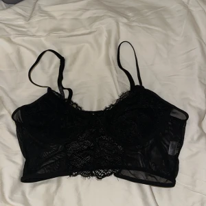 Shein - Lace Top - Plagget har inga spår av att ha använts.