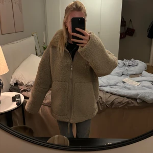 Teddy jacka - Säljer denna eftertraktade Teddy jackan ifrån hm! Fin färg och super mysig!!! 