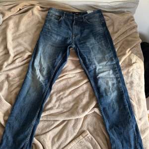 Helt vanliga blåa jeans köpta från newyorker men som inte längre används. Skulle nt säga att de finns några defekter bara att den e rätt så gammal. Storlek 31/30. Fraktar men kan även mötas i malmö 🤝