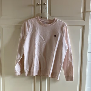 Tröja från Bondelid - Säljer denna snygga tröjan från Bondelid. I fint skick. Storlek M. Givetvis äkta. Ljusrosa. 