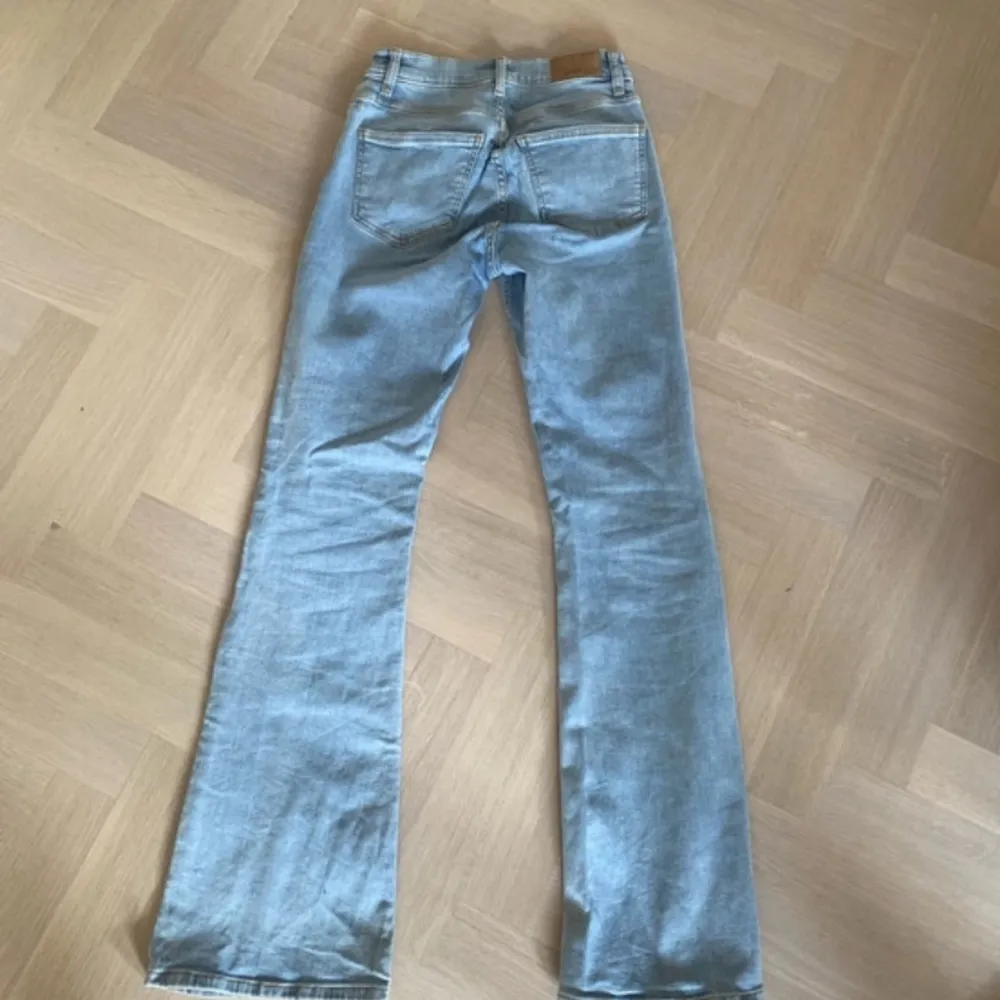 Jeans byxor i storlek 32, köpta från Gina tricot, ord pris. 500kr. Jeans & Byxor.