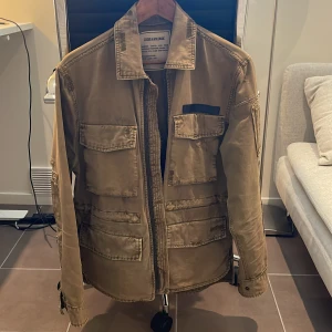 Zadig field jacket - Nästan helt oanvänd field jacket från Zadig & Voltaire. Perfekt till hösten. Storlek M Inga deffekter Vid fler frågor eller bilder är det bara att höra av sig!