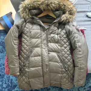 Rocknblue jacka dunjacla höstjacka olivgrön khaki - Säljer min olivgröna 🫒 rocknblue jacka 💚 Passar bra till hösten 🍂  Storlek 34  Den är väl använd och det finns något litet hål i ärmen, ena fickan har spruckit i fodret och behövs sys 🪡 🧵 samt att ena dragkedjan saknar en liten flärp 🩶