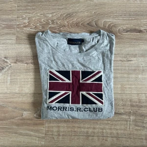 Morris T-shirt  - En snygg T-shirt som passar till det mesta. Tröjan är i bra skick utan frågar anmärkningar. Hör av er vid ytterligare frågor annars fritt fram att använda ”köp nu”.