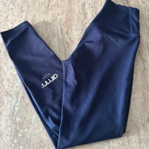 Mörkblå leggings från Aim'n - Säljer ett par mörkblå träningstights från Aim'n i mycket bra skick. De är högmidjade och materialet är mjukt och stretchigt.Aim'n-loggan finns tryckt på benet. Hjärtfortade i rumpan! 💙