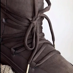 Bruna vinterskor  - Säljer ett par snygga bruna vinterkängor i mycket bra skick. De har en varm och mysig pälsfodring på insidan och är gjorda av mocka. Perfekta för kalla vinterdagar! Snörningen ger en mysigt look och bra passform. Storlek dam 39 fast jag har 38 så kan man ha tjock strumpor inför vintern. Passar perfekt till både vardag och vinteräventyr!