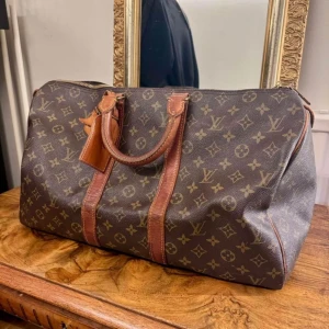 Äkta LV kepall bag - Köpt på vestaire. Behöver lite kärlek, men varje gång jag putsat upp den med lädervax har den blivit fin.  Vintage.   Ena handtaget behöver fixas till. Men jag har ändå kunnat packa i den. 