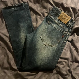 Replay jeans - Sljer nu gamla replay jeans med snyggt slutage hör och var. Storlek: 31/34. Skick är 8/10. Mest troligt från 2010. Vid frågor är det bara att skriva 🙌